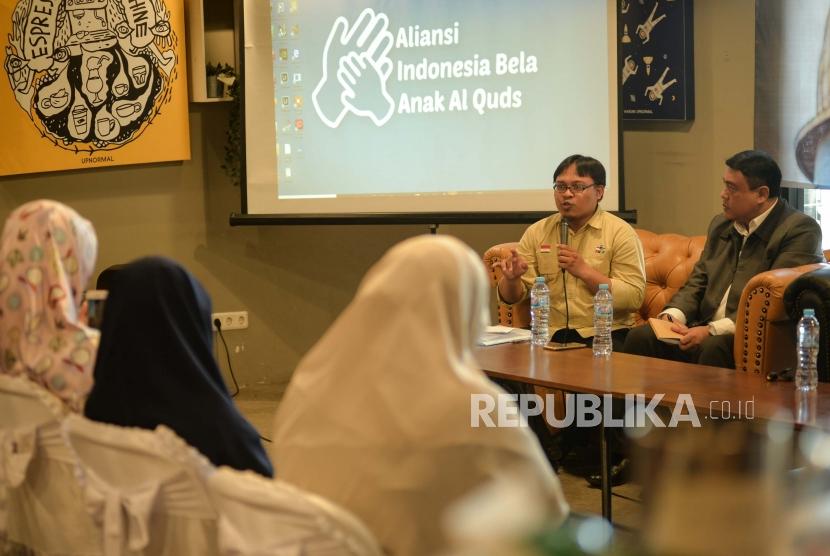 Kepala Bidang Komite Nasional untuk Rakyat Palestina (KNRP) Muhammad Syarief (kedua kanan),Mantan Direktur Pemberitaan Antara Aat Surya Syafaat (kanan) saat konferensi pers terkait kondisi anak Al-quds di Jakarta, Senin (2/3).