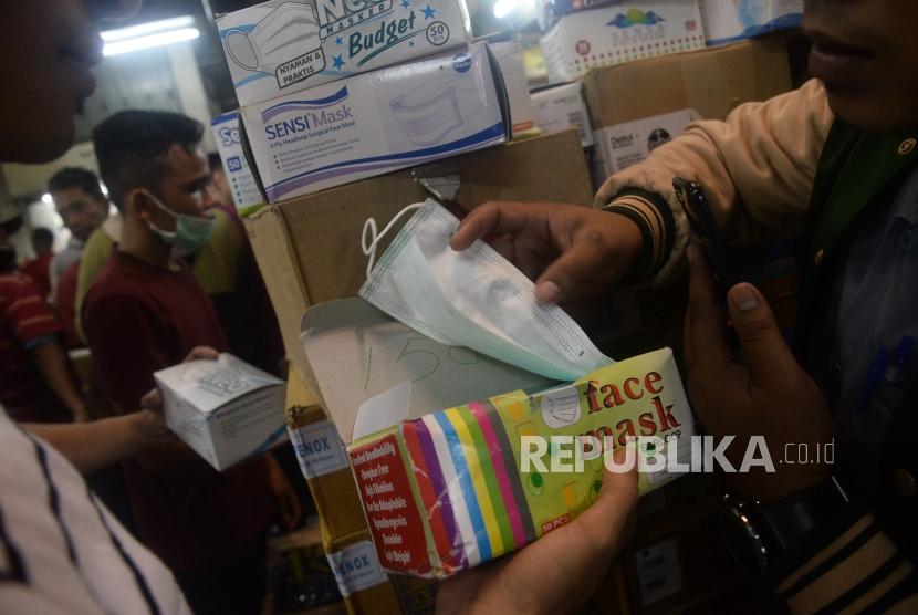 Calon pembeli memilih masker di Pasar Pramuka, Matraman, Jakarta, Senin (2/3).