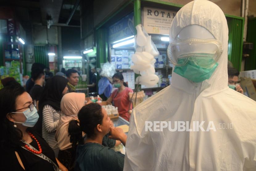 Calon pembeli memilih masker di Pasar Pramuka, Matraman, Jakarta, Senin (2/3).