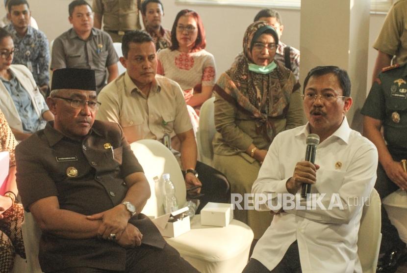 Menteri Kesehatan Terawan Agus Putranto (kanan) bersama Wali Kota Depok Muhammad Idris (kiri) berkunjung ke rumah sakit Mitra Keluarga, Depok, Jawa Barat, Senin (2/3/2020).