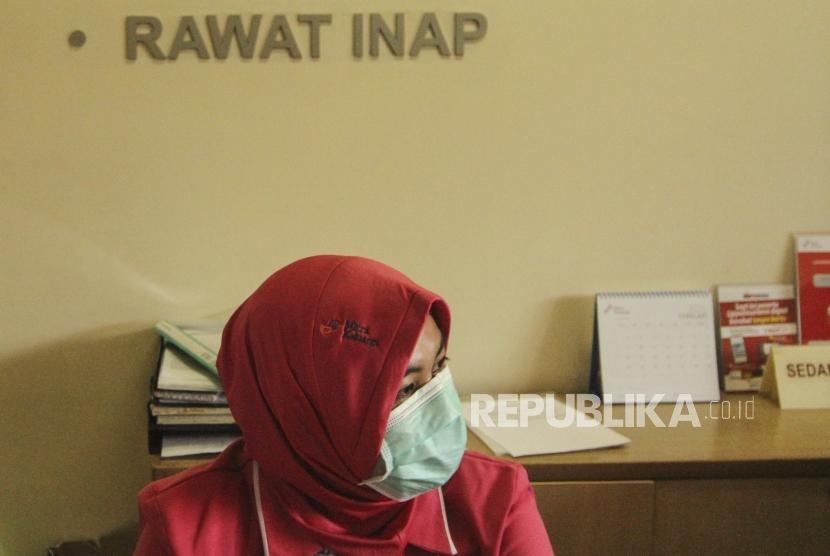 Pemkot Depok tak akan Liburkan Sekolah. Seorang petugas rumah sakit Mitra Keluarga menggunakan masker saat bekerja di Depok, Jawa Barat, Senin (2/3/2020).