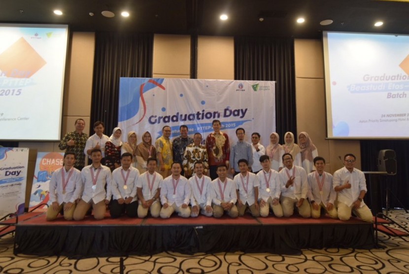 16 penerima manfaat Beastudi Etos-PTTEP angkatan kedua ketika toga disematkan dalam gelaran Graduation Ceremony Beastudi Etos-PTTEP Batch 2015 pada Sabtu (24/11) di Hotel Aston, Jakarta.