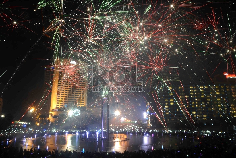  Masyarakat menyaksikan pesta kembang api pergantian tahun 2015-2016 di kawasan Bundaran HI, Jakarta Pusat, Kamis (31/12).  (Republika/Agung Supriyanto)