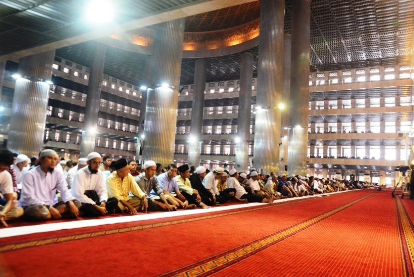  Suasana shalat Jumat pertama di tahun 2016 di Masjid Istiqlal, Jumat, (1/1).  (foto : MgROL_54)
