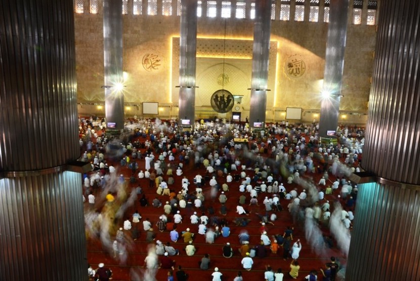  Suasana shalat Jumat pertama di tahun 2016 di Masjid Istiqlal, Jumat, (1/1).  (foto : MgROL_54)