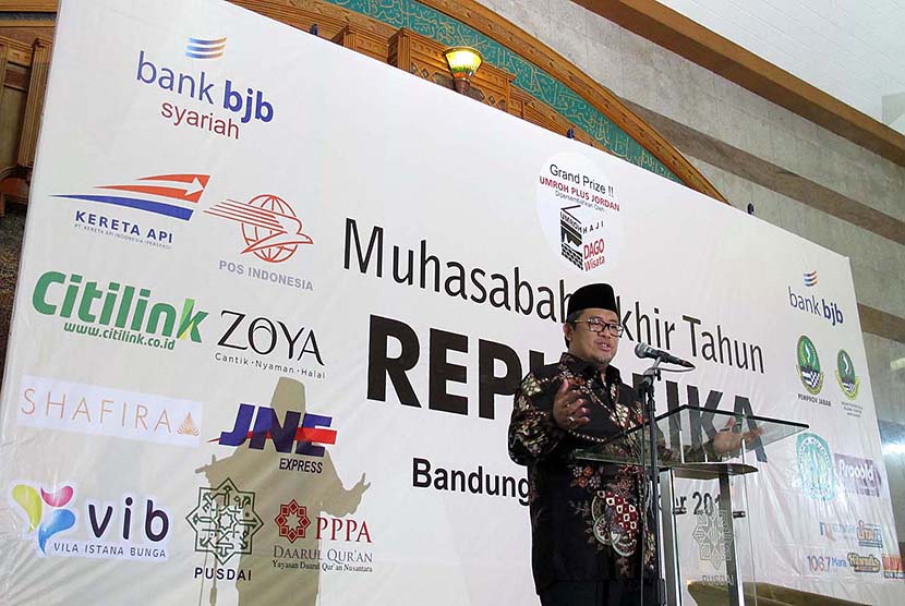 Ceramah Gubernur Jabar Ahmad Heryawan pada Muhasabah Akhir Tahun Republika di Masjid Pusdai, Kota Bandung, Kamis (31/12) malam. (Republika/Edi Yusuf)