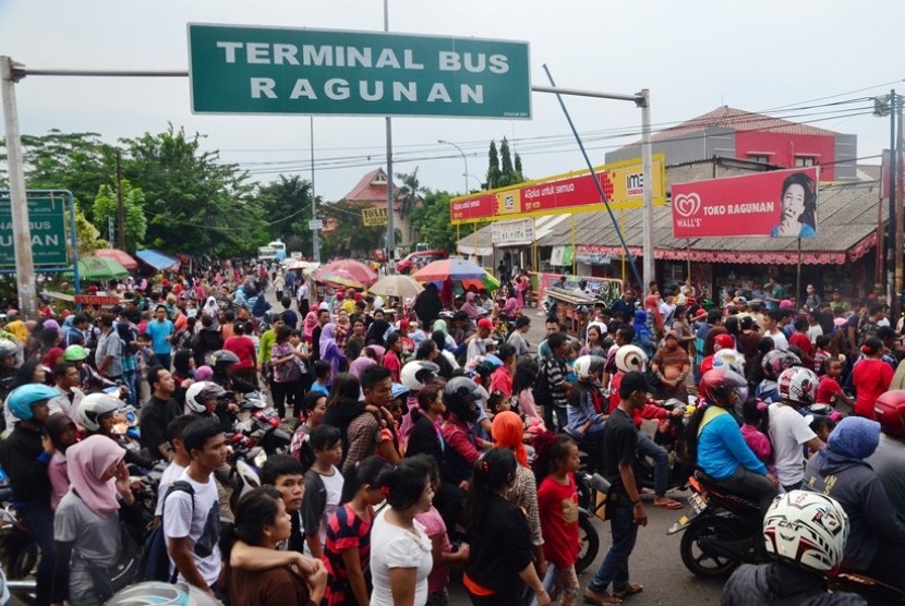  Pengunjung TM Ragunan bubar, arus lalu lintas di sekitar Taman Margasatwa Ragunan Jakarta Selatan, Jumat (1/1) mengalami kemacetan.  (foto : MgROL_54)