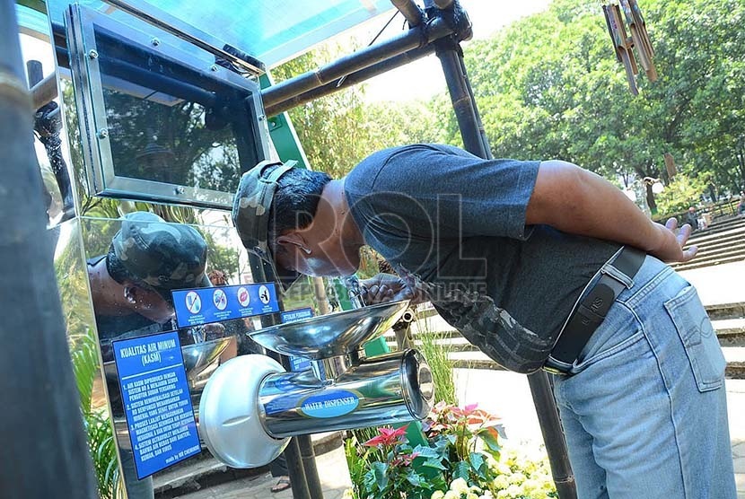  Air langsung minum dari water dispenser di Taman Balai Kota Bandun, Ahad (3/12).  (Republika/Edi Yusuf)
