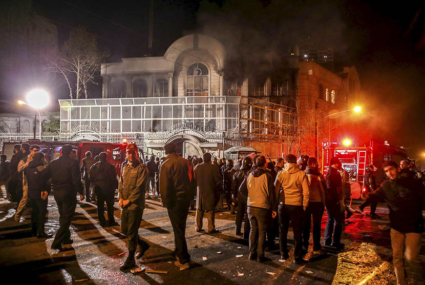 Gedung Kedubes Arab Saudi yang terbakar saat aksi unjuk rasa di Tehran, Iran, Sabtu (2/1).