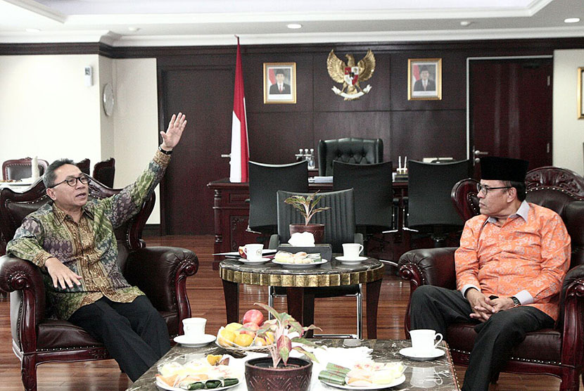  Ketua MPR RI Zulkifli Hasan saat menerima kunjungan Ketua Umum PB Al Jam’iyatul Washilah Yusnar Yusuf di Komplek Parlemen, Senayan, Jakarta, Rabu (6/1),  (dok. MPR RI)