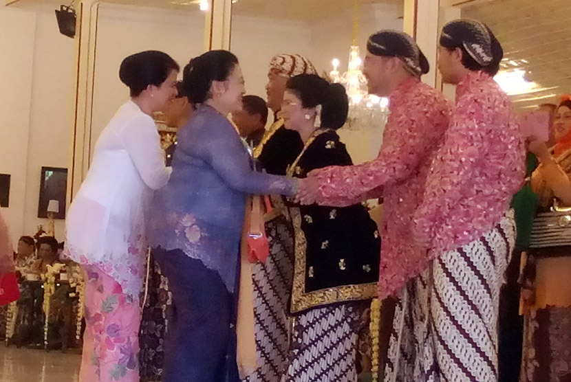 Ketua Umum DPP PDIP Megawati Soekarnoputri menghadiri jumenengan KBPH Prabu Suryodilogo menjadi KGPAA Paku Alam X di Bangsal Sewotomo, Puro Pakualaman, Yogyakarta, Kamis (7/1).