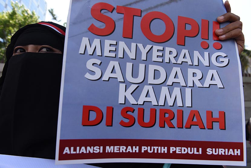 Masyarakat yang tergabung dalam Aliansi Merah Putih Peduli Suriah melakukan aksi unjuk rasa di depan Kedutaaan Besar Rusia, Jakarta, Jumat (8/1). (Antara/Hafidz Mubarak A)