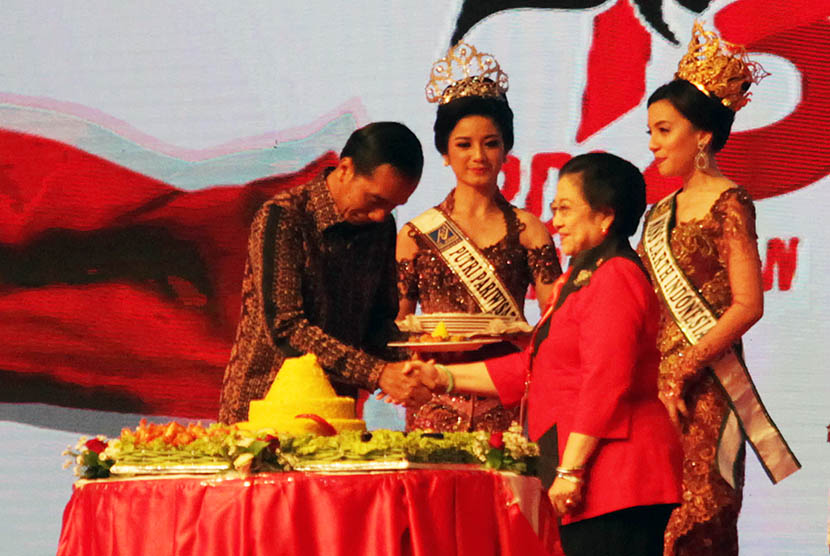  Ketua Umum DPP PDI Perjuangan Megawati Soekarnoputri bersama Presiden Joko Widodo  saat pembukaan Rapat Kerja Nasional PDI-P di JIExpo Kemayoran, Jakarta, Ahad (10/1). (Republika/Rakhmawaty La’lang)