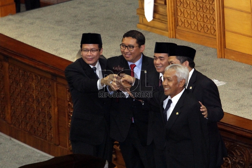   Ade Komarudin berfoto bersama pimpinan DPR lainnya usai dilantik menjadi Ketua DPR RI baru pada Sidang Paripurna di Kompleks Parlemen, Senayan, Jakarta, Senin (11/1).  (Republika/Rakhmawaty La’lang)