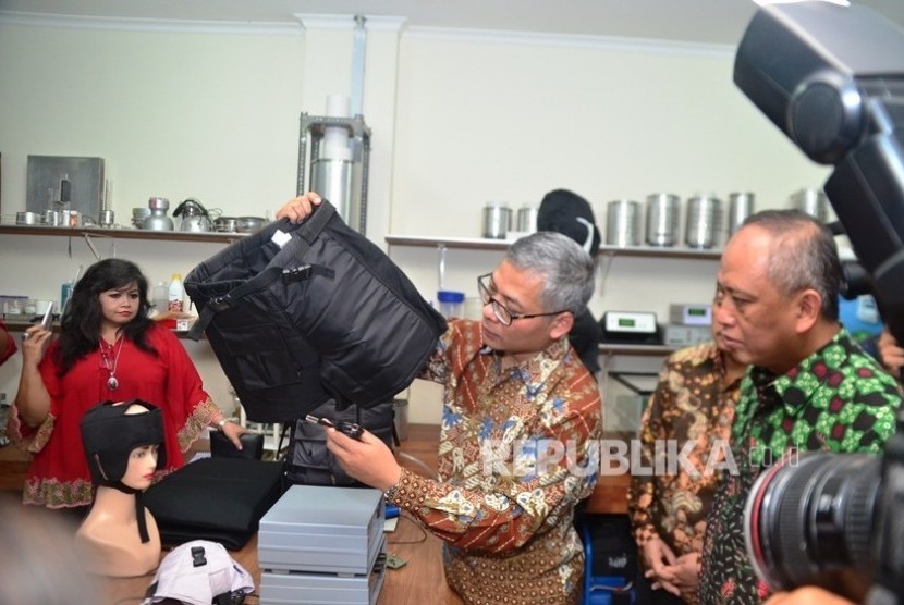  Warsito Taruno (tengah) menjelaskan peralatan medisnya kepada Menristekdikti Mohamad Nasir saat berkunjung ke CTECH Lab Edwar Technologi di Tangerang Selatan, Senin, (11/1).  (foto : MgROL_54)
