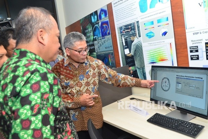  Warsito Taruno (kanan) menjelaskan peralatan medisnya kepada Menristekdikti Mohamad Nasir saat berkunjung ke CTECH Lab Edwar Technologi di Tangerang Selatan, Senin, (11/1).  (foto : MgROL_54)