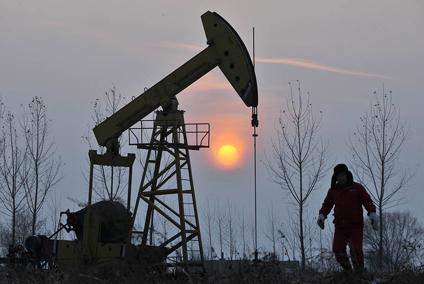 Harga minyak mentah Brent jatuh di bawah 20 dolar AS per barel dan minyak mentah AS anjlok 25 persen pada akhir perdagangan Senin (27/4). Harga minyak jatuh ketika investor yang gelisah melarikan diri dari acuan AS karena kurangnya tempat penyimpanan yang tersedia menyusul robohnya permintaan akibat virus corona.