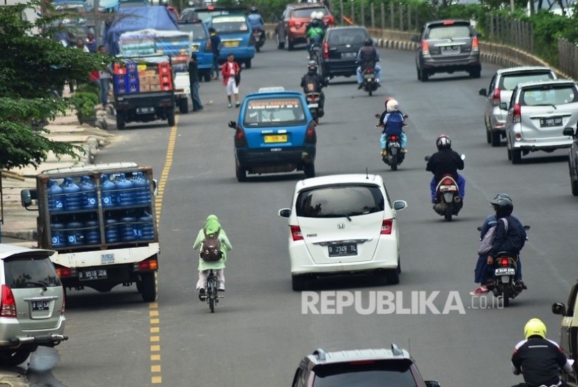  Jalur khusus sepeda sepanjang 10 kilometer yang terletak di jalan Margonda Depok, Jawa Barat, Selasa (12/1).   (foto : MgROL_54)