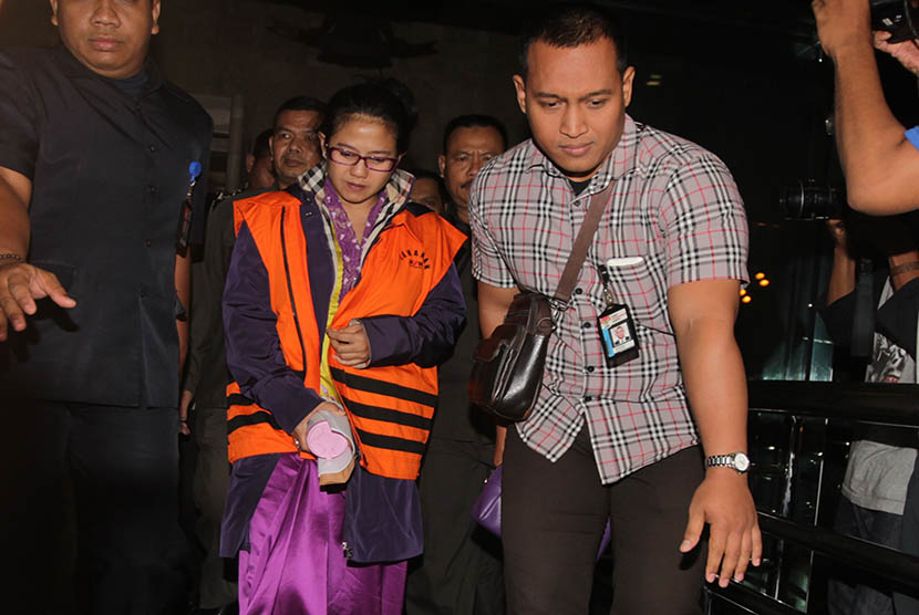 Anggota Komisi V DPR RI dari Fraksi PDIP, Damayanti Wisnu Putranti (DWP) mengenakan baju tahanan seusai menjalani pemeriksaan di gedung KPK, Jakarta, Jumat (15/1).  (Antara/Reno Esnir)