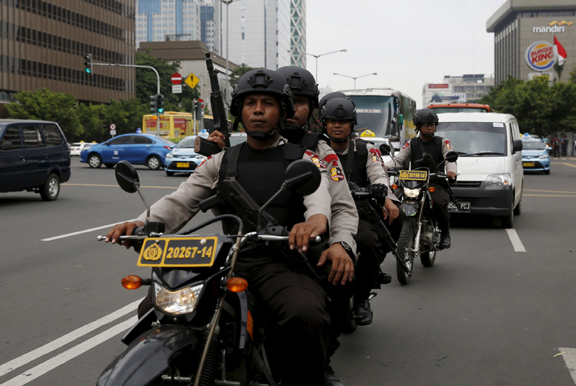  Polisi bersenjata lengkap berpatroli naik sepeda motor. Ilustrasi