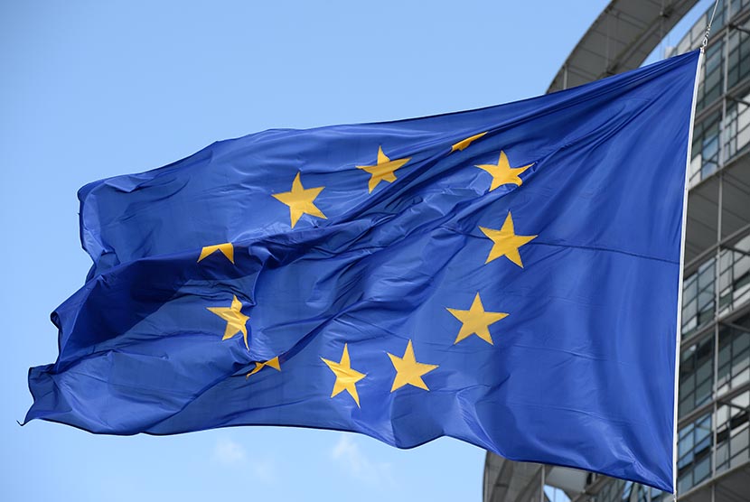 Bendera Uni Eropa. Penduduk dari Indonesia kini bisa masuk Uni Eropa untuk perjalanan yang tidak penting. Ilustrasi.