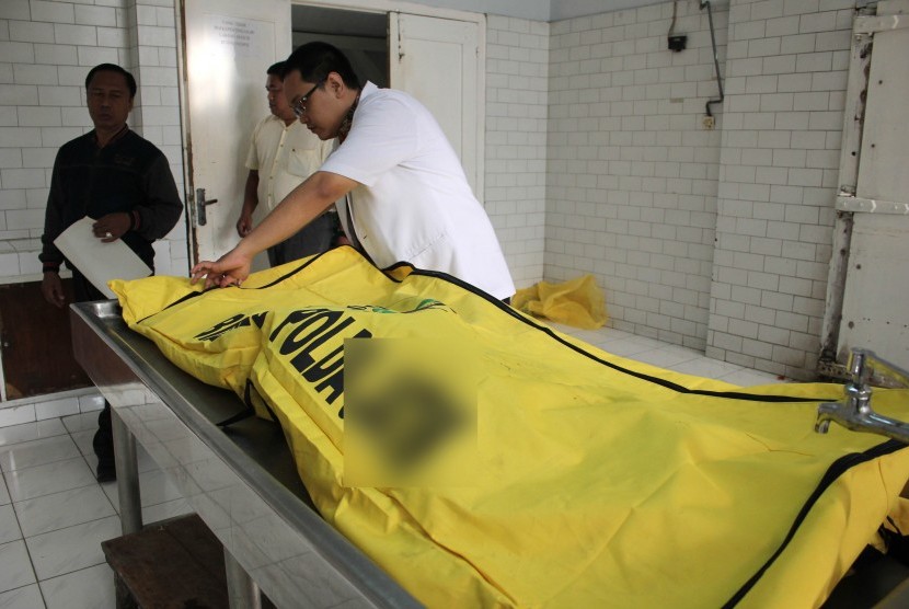 Ilustrasi petugas mengidentifikasi jenazah. BPBD Bogor berhasil mengevakuasi 4 korban tertimbun longsor, 2 di antaranya meninggal.