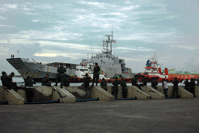  KRI Gilimanuk yang mengangkut pengungsi eks anggota Gafatar tiba di pelabuhan Tanjung Emas, Semarang, Senin (25/1).  (foto: Nico Kurnia Jati)