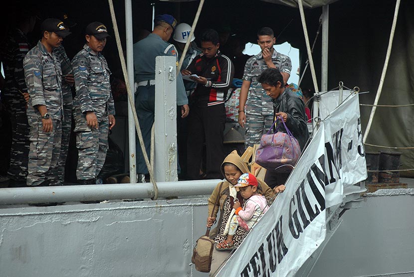 Pengungsi eks anggota Gafatar turun dari KRI Gilimanuk saat tiba di pelabuhan Tanjung Emas, Semarang, Senin (25/1).  (foto: Nico Kurnia Jati)