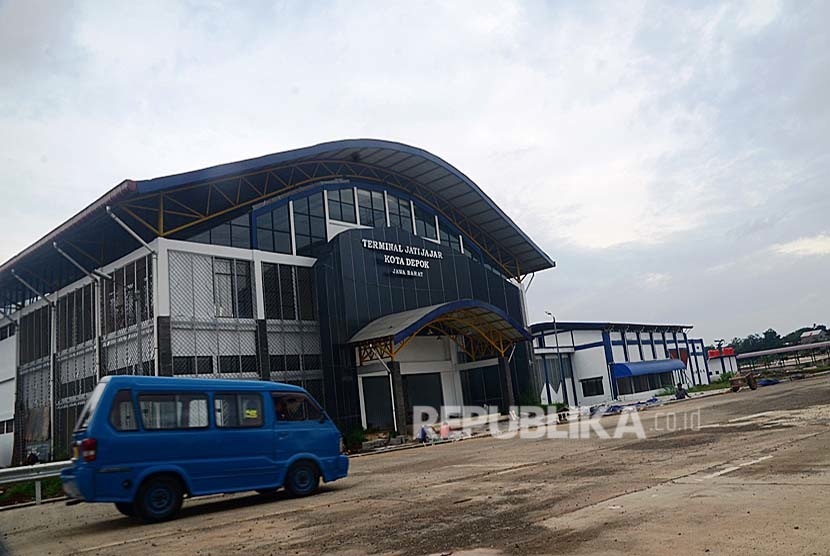 Kondisi Terminal Jatijajar di Jalan Raya Bogor, Kecamatan Tapos, Depok, Jawa Barat, Senin (25/1). Terminal Jatijajar belum melayani bus antarkota antarprovinsi, bersama Terminal Poris Plawad Tangerang.