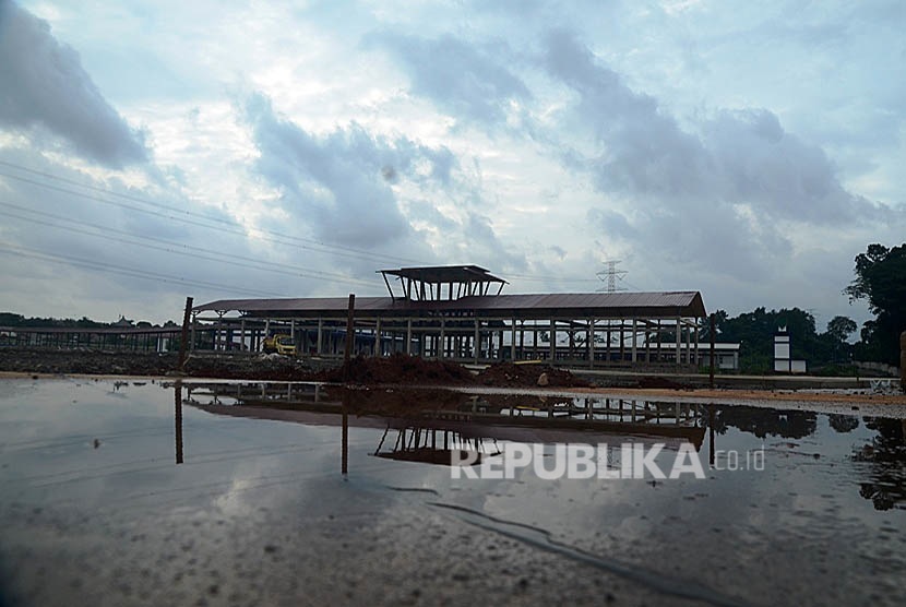 Kondisi Terminal Jatijajar di Jalan Raya Bogor, Kecamatan Tapos, Depok, Jawa Barat, Senin (25/1), tampak sepi dari angkutan umum dan penumpang.   (foto: MgROL_54)