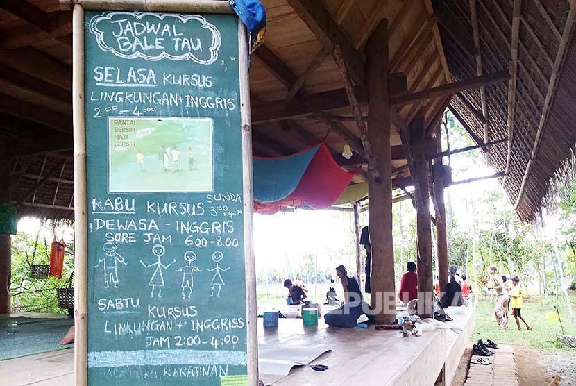Suasana di salah satu desa di Pangandaran. Bale Tau di pinggiran muara sungai dan tak jauh dari pantai Dusun Sanghyangkalang, Desa Batukaras, Kecamatan Cijulang, Kabupaten Pangandaran (ilustrasi) 