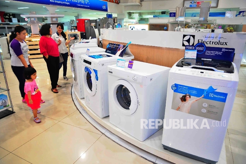 Seorang karyawati menjelaskan kepada pengunjung mengenai barang elektronik yang dijual di Electronic City, Jakarta.  (Republika/Agung Supriyanto)