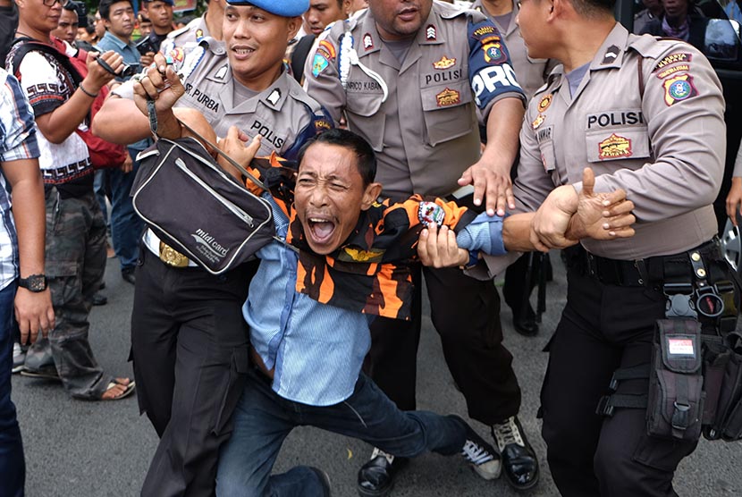 Polisi mengamankan seorang pria yang diduga membawa narkoba, ketika akan menghadiri pelantikan organisasi kepemudaan (OKP) di Medan, Sumatera Utara, Sumatera Utara, Ahad (31/1). (Antara//Irsan Mulyadi)