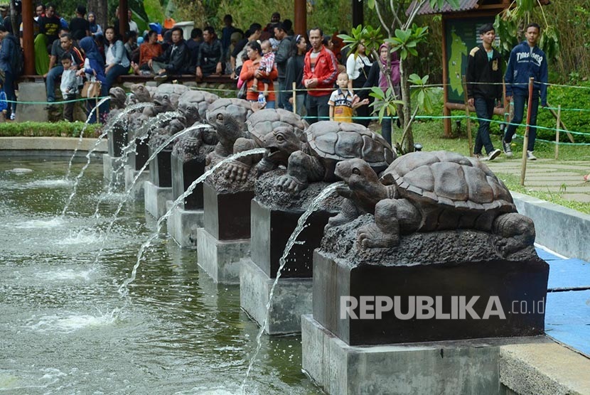 Warga menikmati suasana Taman Teras Cikapundung di Jalan Siliwangi, Kota Bandung, Ahad (31/1). (Republika/Edi Yusuf)
