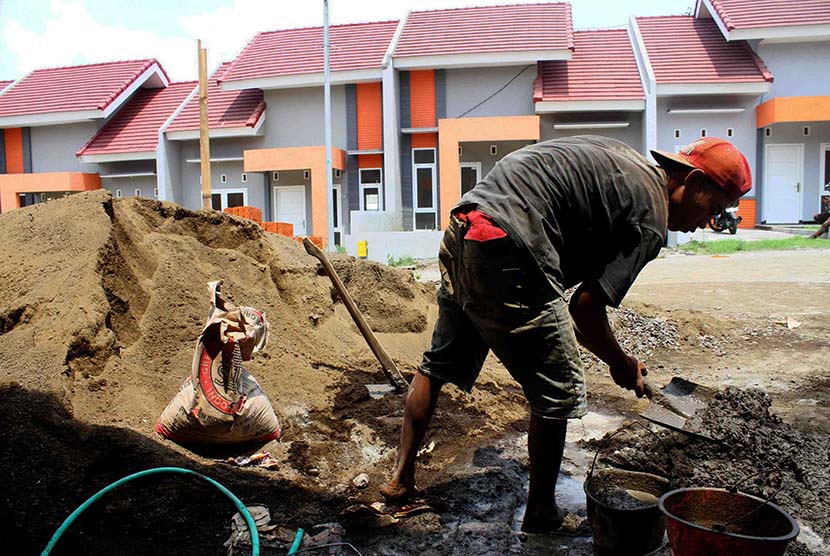 Ilustrasi pekerja bangunan. Pemprov Sulawesi Utara menggunakan dana PEN untuk kegiatan padat karya seperti pembangunan infrastruktur dan permukiman.