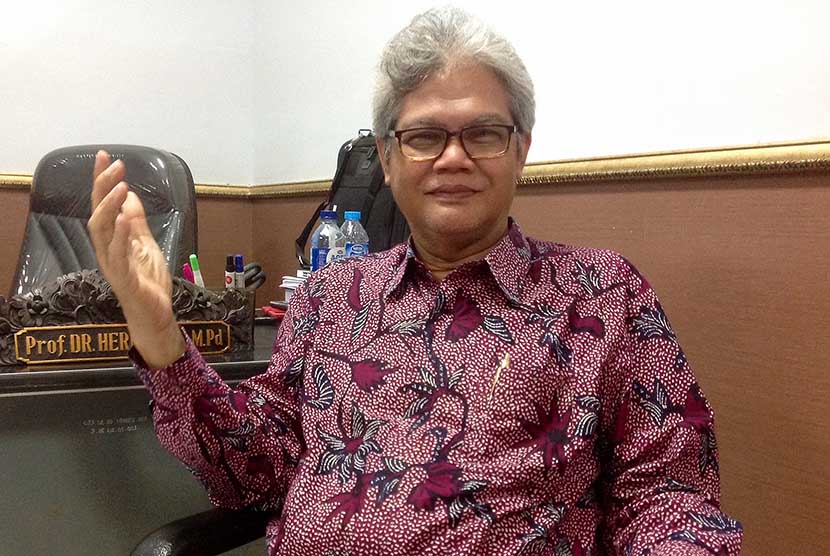  Prof Hermanu Joebagio, Guru Besar Sejarah Islam UNS.