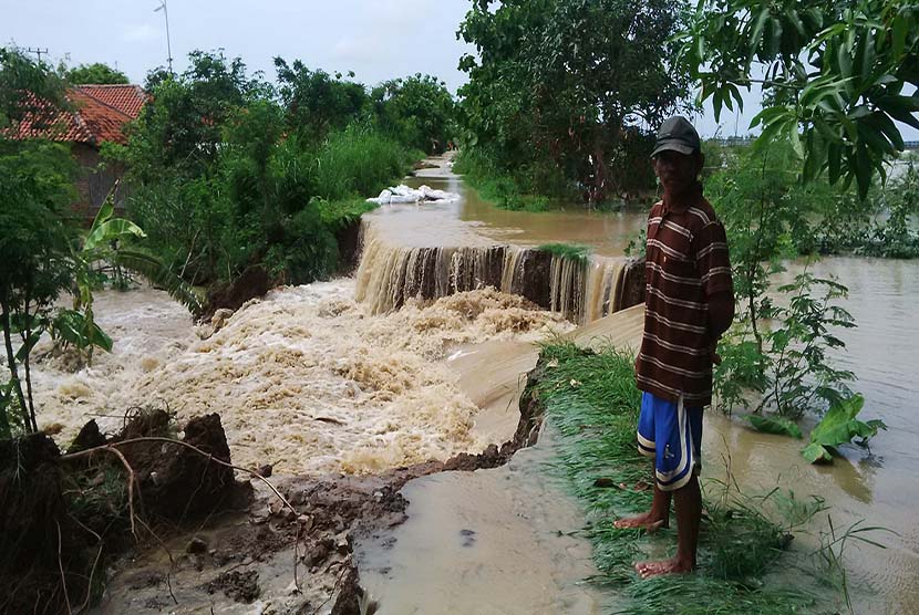  Sungai Cimanuk meluap dan mengikis tanggul hingga jebol sepanjang 30 meter menyebabkan perkampungan di Desa Lamaran Tarung, Blok Waledan Kecamatan Cantigi, Kabupaten Indramayu terendam air setinggi 50 cm, Ahad (7/2). (Republika/Lilis)