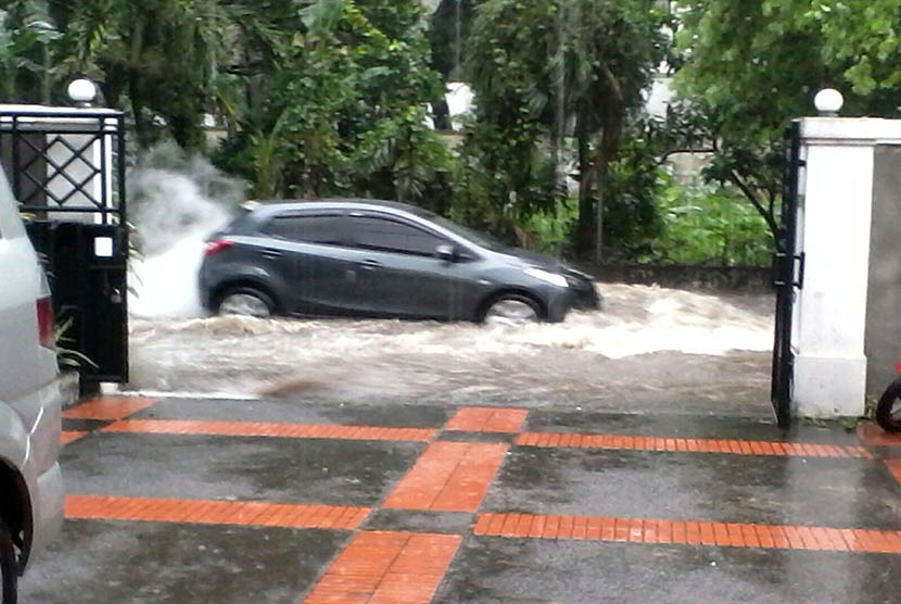  Hujan deras yang mengguyur daerah Ragunan Jakarta Selatan, Selasa (9/2) siang, menggenangi jalan Kavling Polri hingga mencapai 30 cm.  