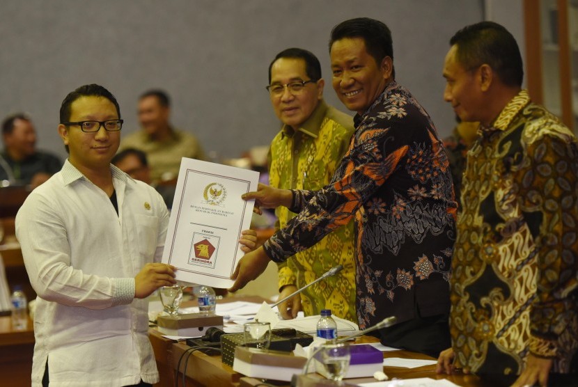  Ketua Badan Legislasi DPR Supratman Andi Agtas menerima pandangan Fraksi Gerindra dari Aryo Djojohadikusumo dalam rapat pleno kelanjutan revisi UU KPK di Kompleks Parlemen Senayan, Jakarta, Rabu (10/2). (Antara/Akbar Nugroho Gumay) 