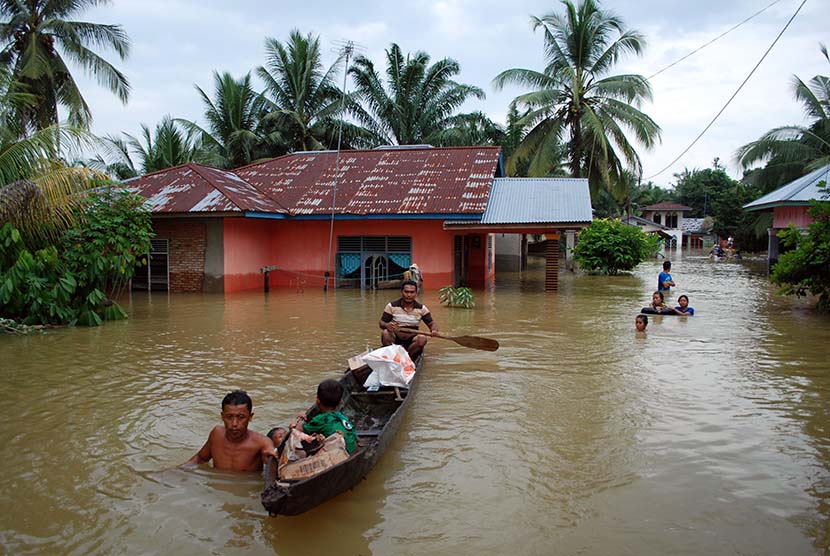 Warga menggunakan perahu saat beraktivitas di permukiman yang terendam banjir luapan Sungai Kampar di Desa Kemang Indah, Kabupaten Kampar, Riau, Kamis (11/2).  (Antara/Rony Muharrman)