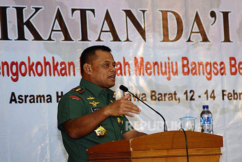 Panglima TNI Gatot Nurtmantyo menyampaikan paparan pada Musyawarah Nasional ke-2 Ikatan Dai Indonesia (Ikadi) di Asrama Haji Bekasi, Jawa Barat, Jumat (12/2). (foto: MgROL_54)
