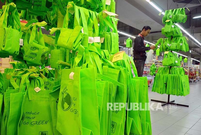  Kantong belanja mulai dijual untuk menyukseskan program pengurangan kantong plastik di salah satu toko ritel Kota Bandung, Ahad (21/2). (Republika/Edi Yusuf)