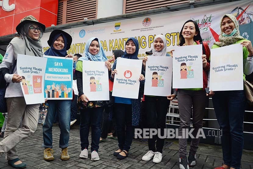  Sejumlah remaja memperlihatkan poster mendukung program pengurangan kantong plastik di halaman Superindo di Jalan Ir. H. Djuanda, Kota Bandung, Ahad (21/2). (Republika/Edi Yusuf)