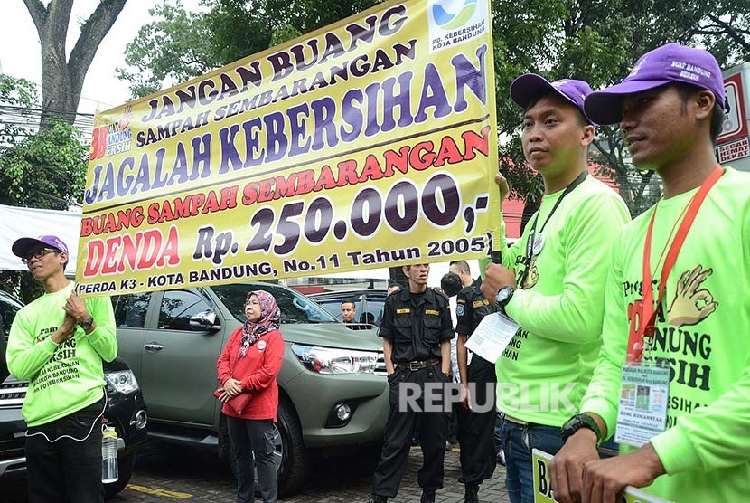 Relawan PD Kebersihan Kota Bandung mendukung program pengurangan kantong plastik di halaman Superindo di Jalan Ir. H. Djuanda, Kota Bandung, Ahad (21/2). (Republika/Edi Yusuf)