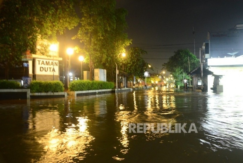 Banjir merendam puluhan rumah di perumahan Taman Duta, Cimanggis, Depok, Selasa (23/2) malam. (foto : MgROL_54)