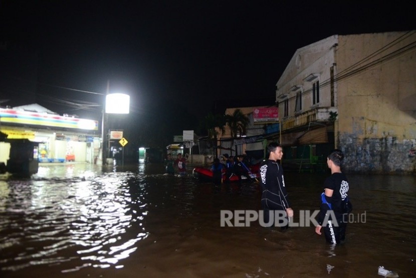 Banjir merendam puluhan rumah di perumahan Taman Duta, Cimanggis, Depok, Selasa (23/2) malam. (foto : MgROL_54)