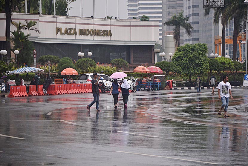 Hujan deras yang mengguyur Jakarta sejak dini hari, membuat hari bebas kendaraan bermotor di sekitar Bundaran Hotel Indonesia, hanya sedikit didatangi warga pada Ahad (28/2). (foto: MgROL_45)