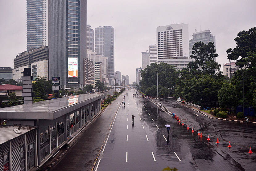 Hujan deras yang mengguyur Jakarta sejak dini hari, membuat hari bebas kendaraan bermotor di sekitar Bundaran Hotel Indonesia, hanya sedikit didatangi warga pada Ahad (28/2). (foto: MgROL_45)