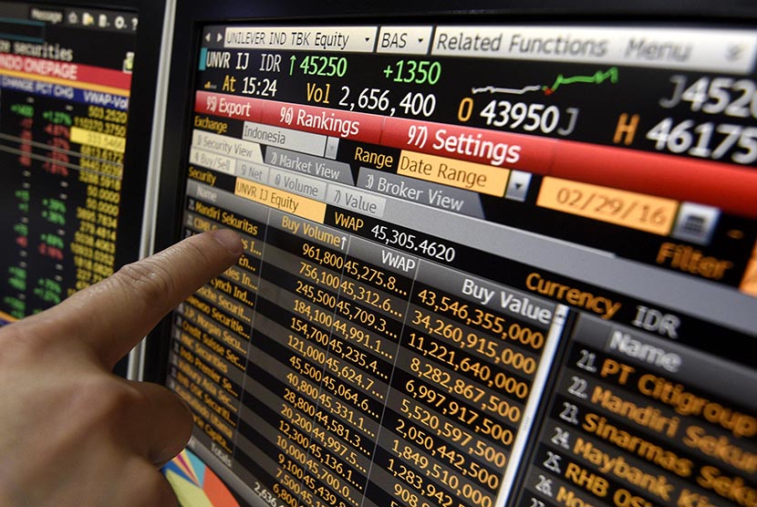 Pialang memantau pergerakan Indeks Harga Saham Gabungan (IHSG) di Mandiri Sekuritas, Jakarta, Senin (29/2). (Antara/Sigid Kurniawan)