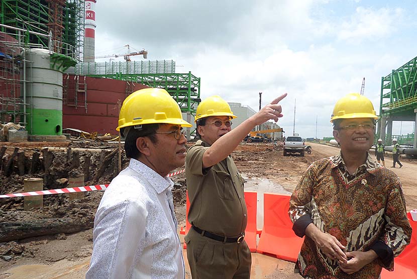  Menteri Perindustrian Saleh Husin (kanan) meninjau proyek pembangunan pabrik OKI Pulp & Paper Mills di Sungai Baung Kabupaten Ogan Komering Ilir (OKI), Sumatra Selatan, Selasa (1/3). (Republika/Maspril Aries)